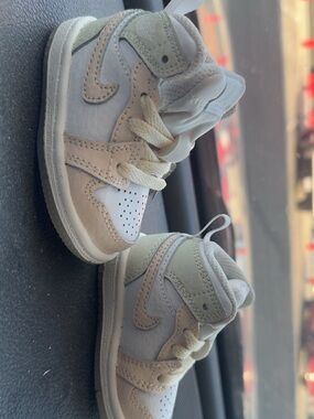 Nike Toddler High-Top Sneakers in Light Gray & Tan